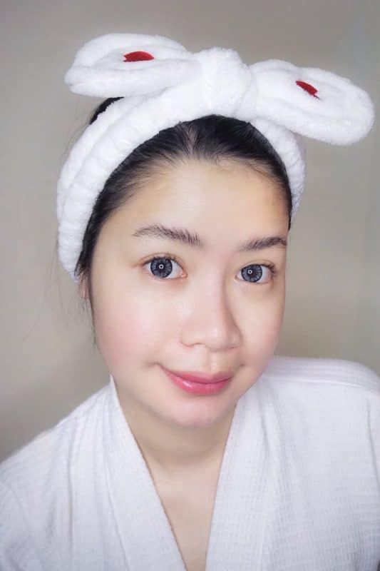 ผู้หญิงใส่ผ้าคาดผมลายกระต่าย พร้อมดูแลผิวหน้าอย่างอ่อนโยน.