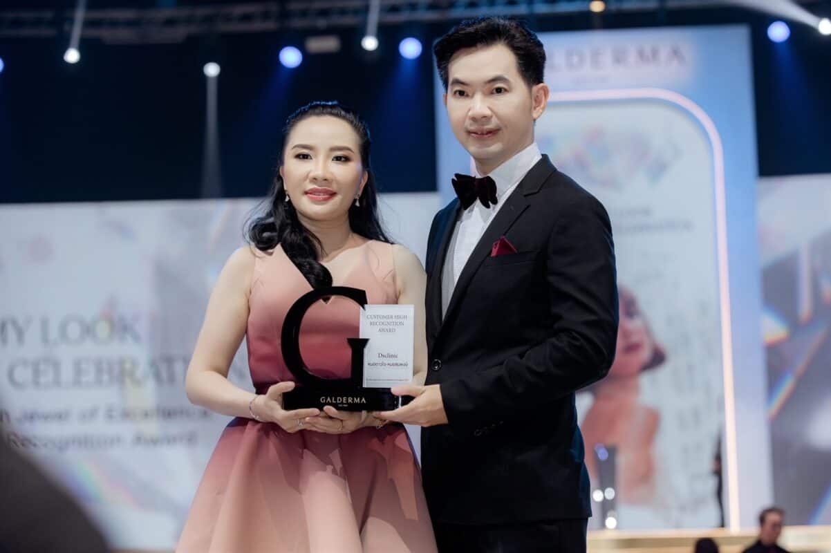 ผู้บริหารรับรางวัล Top 100 Exclusive Clinic 2023 จากงานประกาศรางวัล.