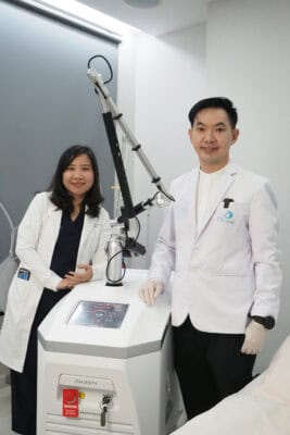 แพทย์และพนักงานดูแลเครื่องเลเซอร์ Pico Majesty ที่คลินิกผิวหนัง.