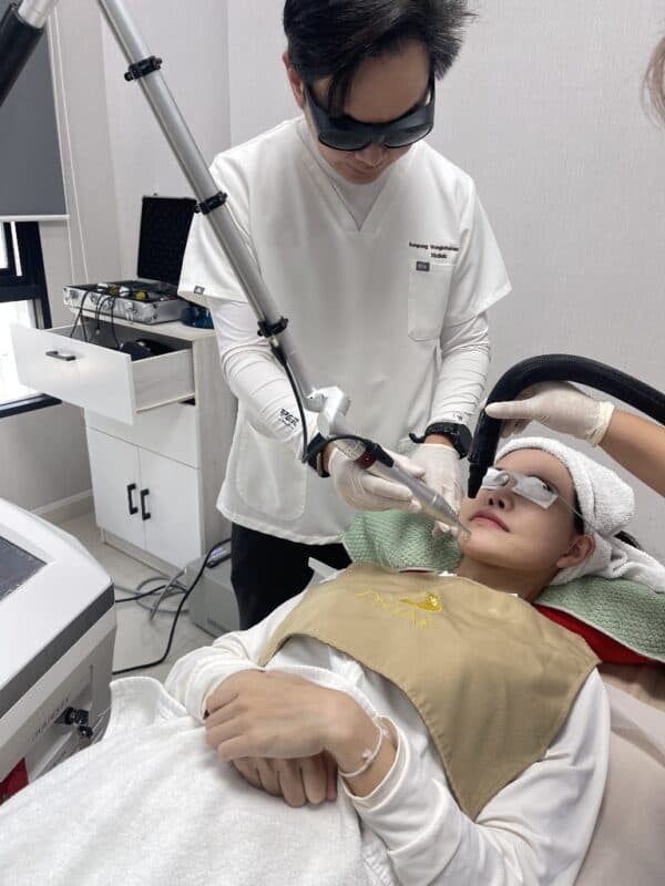 แพทย์ทำการรักษาหลุมสิวด้วยเทคโนโลยี Pico Majesty และ Fractional RF.